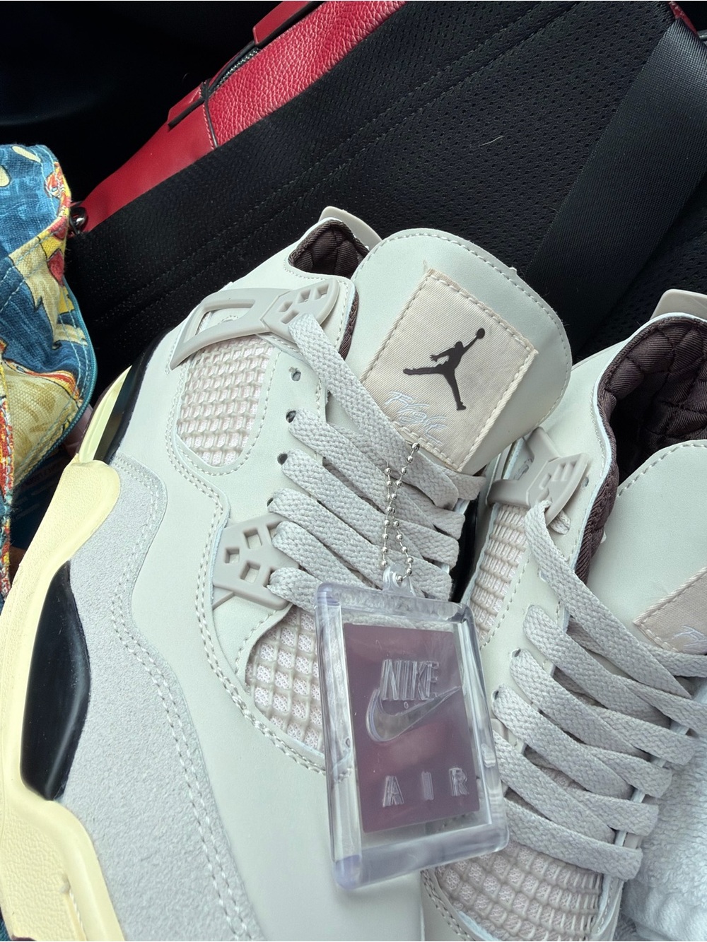 Jordan Retro 4 in White, Cream, Black